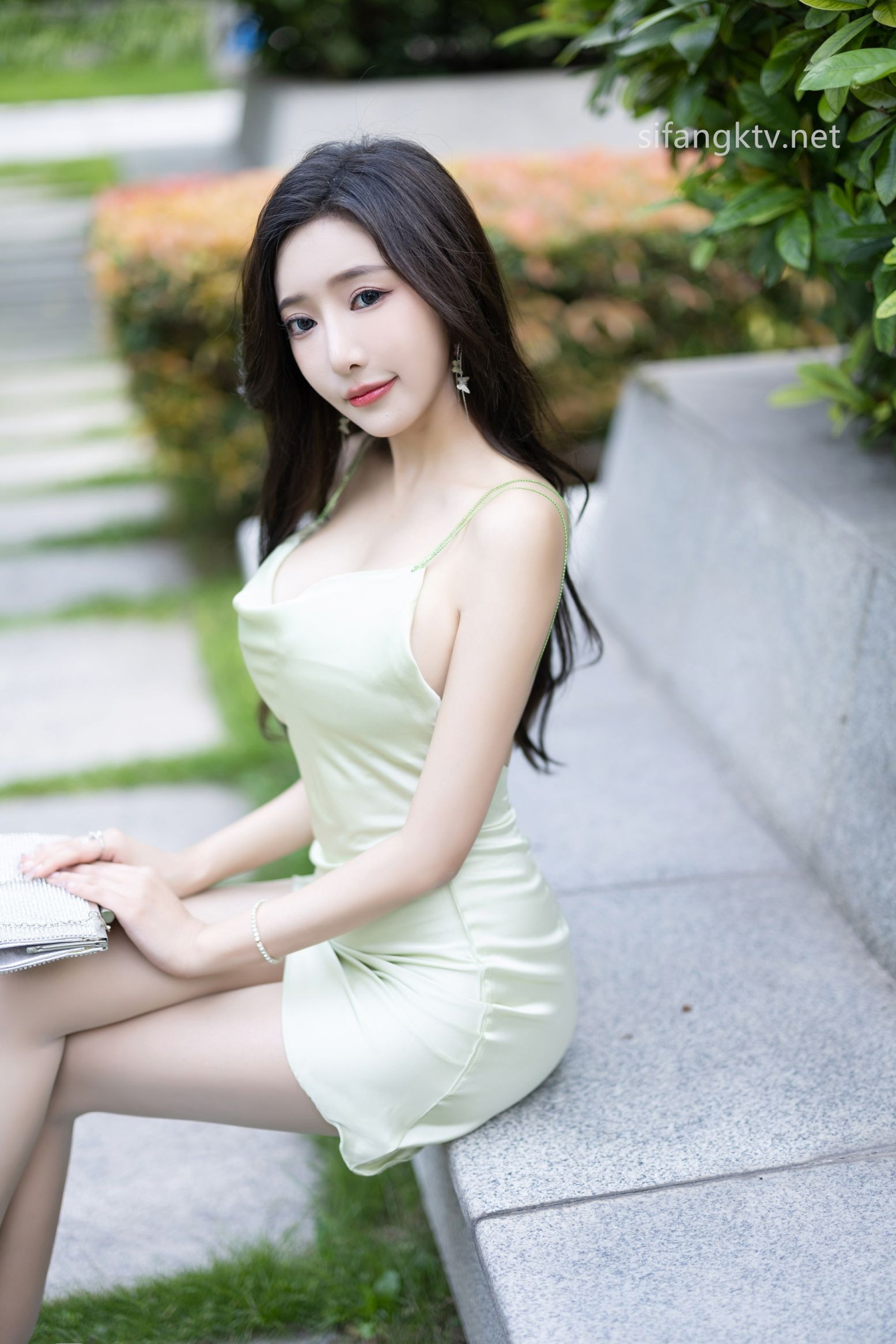 王馨瑶 - 绿色丝绸红色睡裙(68)