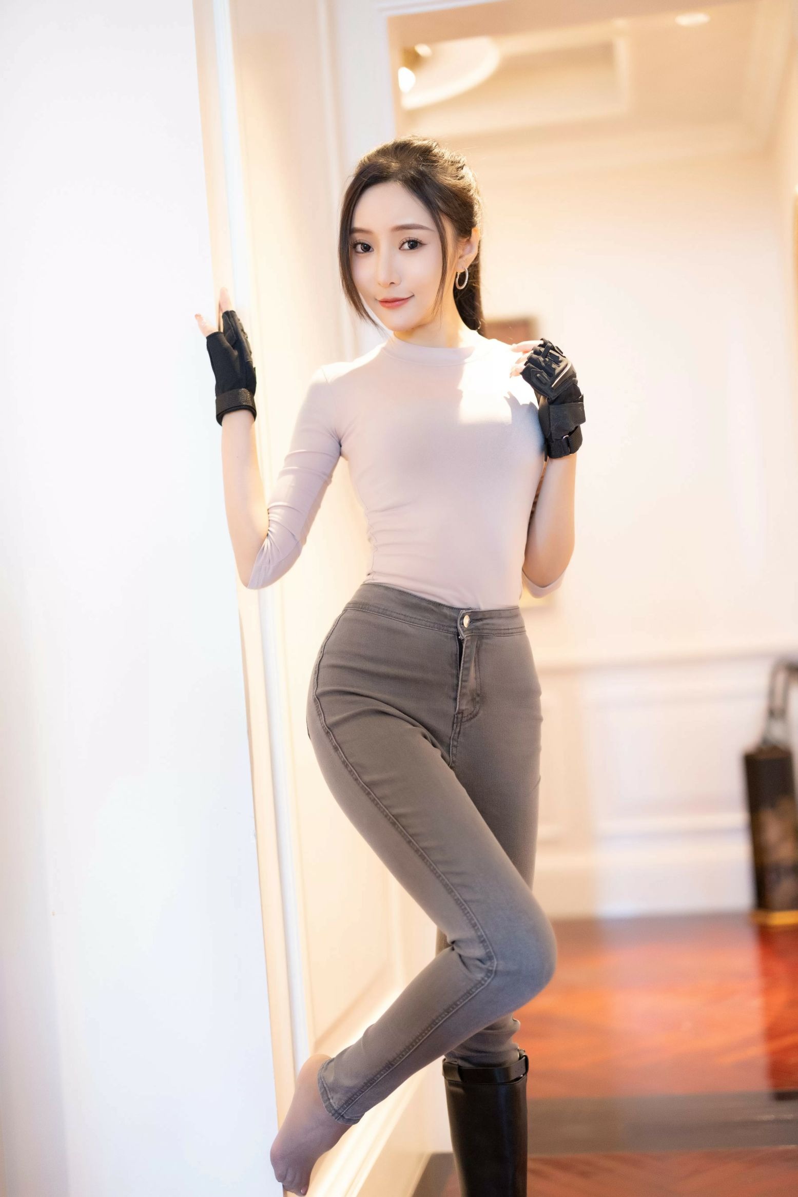 王馨瑶 – 钓鱼灰色紧身牛仔裤(25)