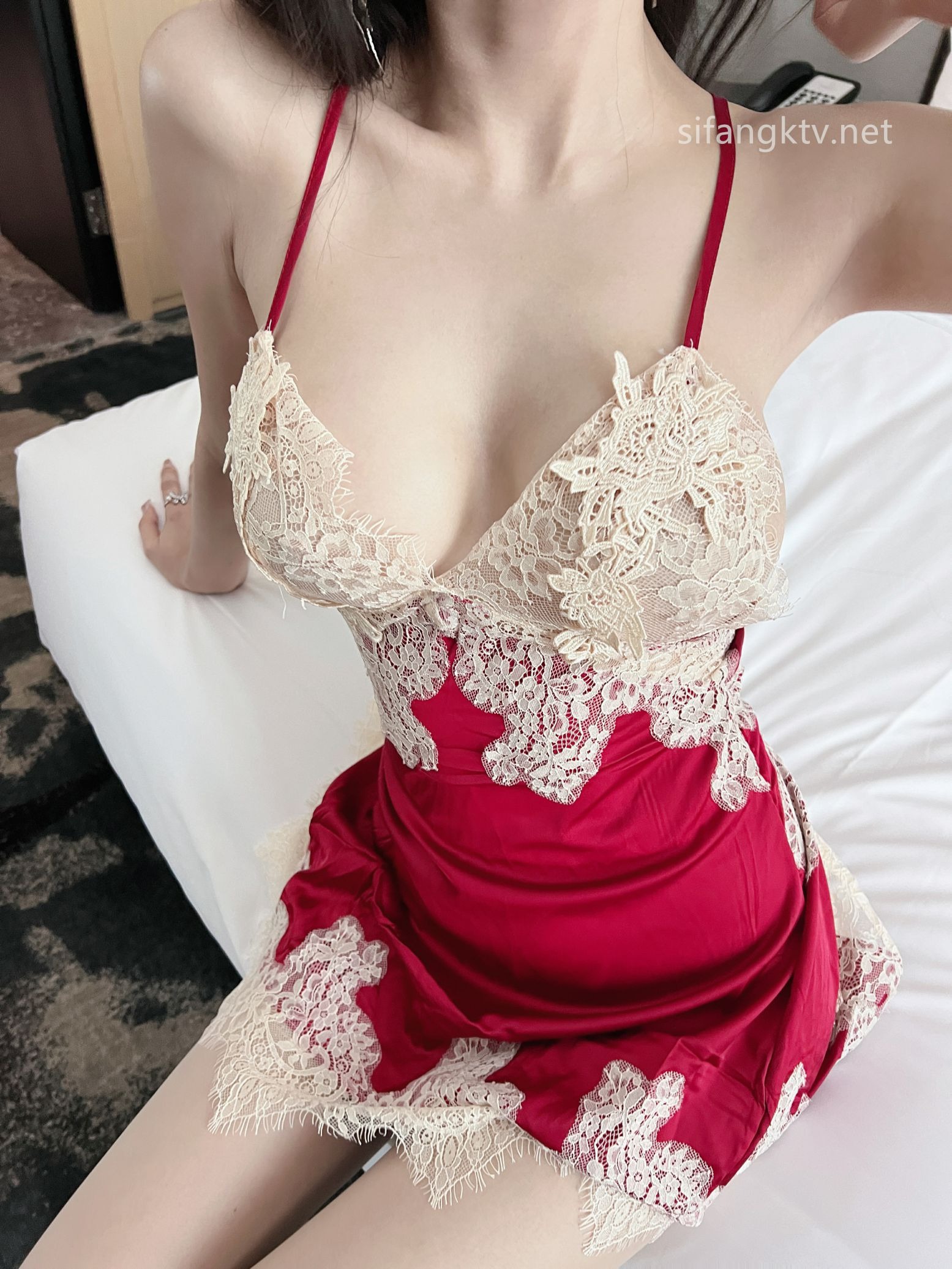 王馨瑶 - 绿色丝绸红色睡裙(15)