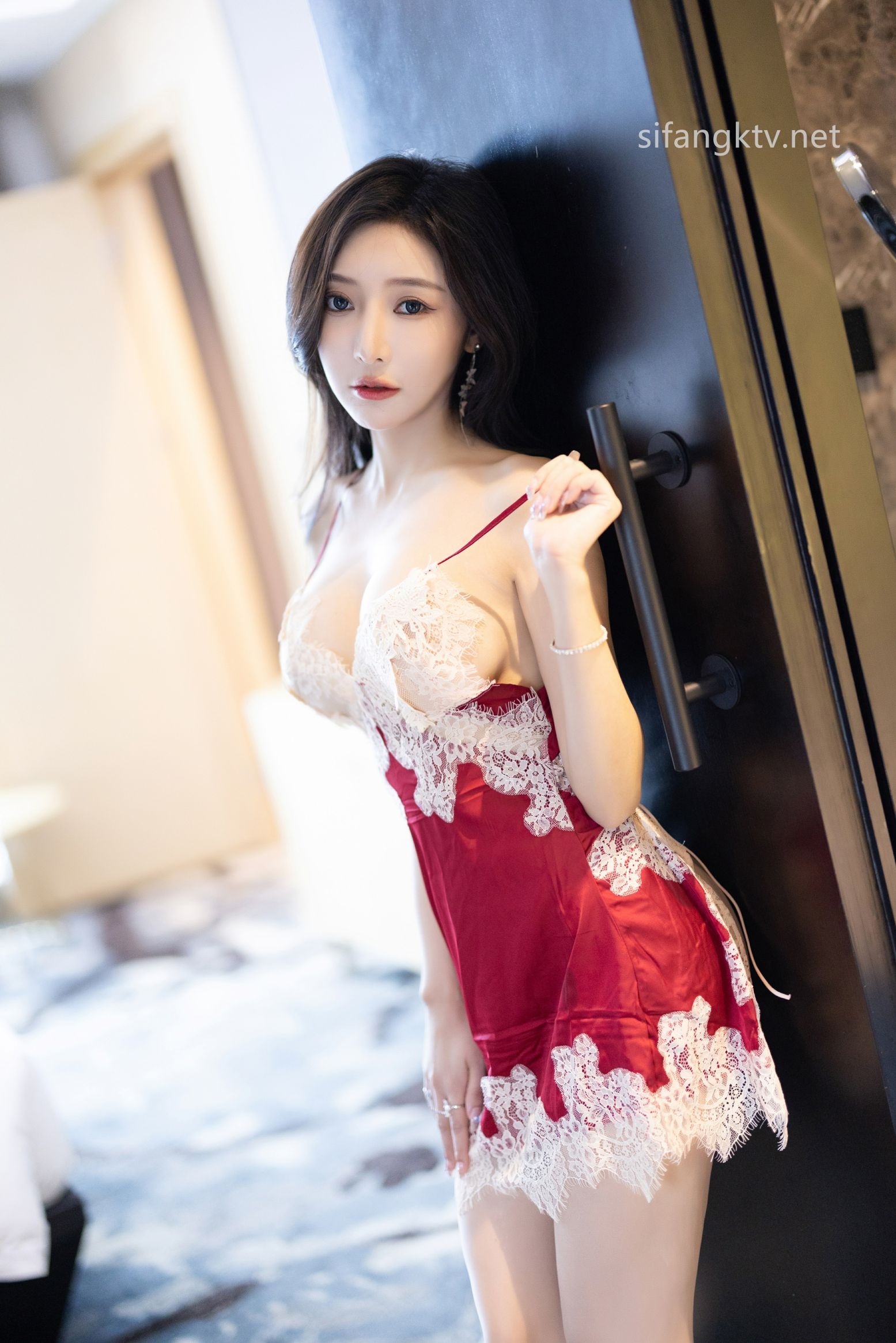 王馨瑶 - 绿色丝绸红色睡裙(102)