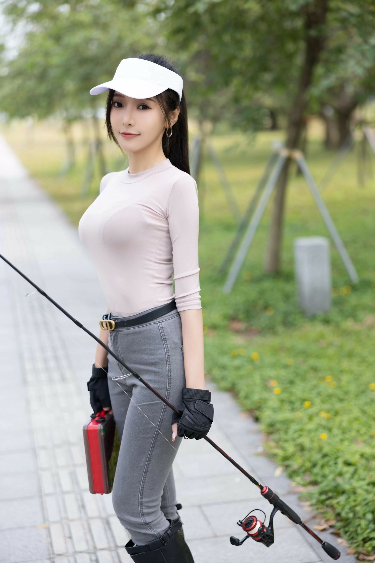 王馨瑶 – 钓鱼灰色紧身牛仔裤(50)