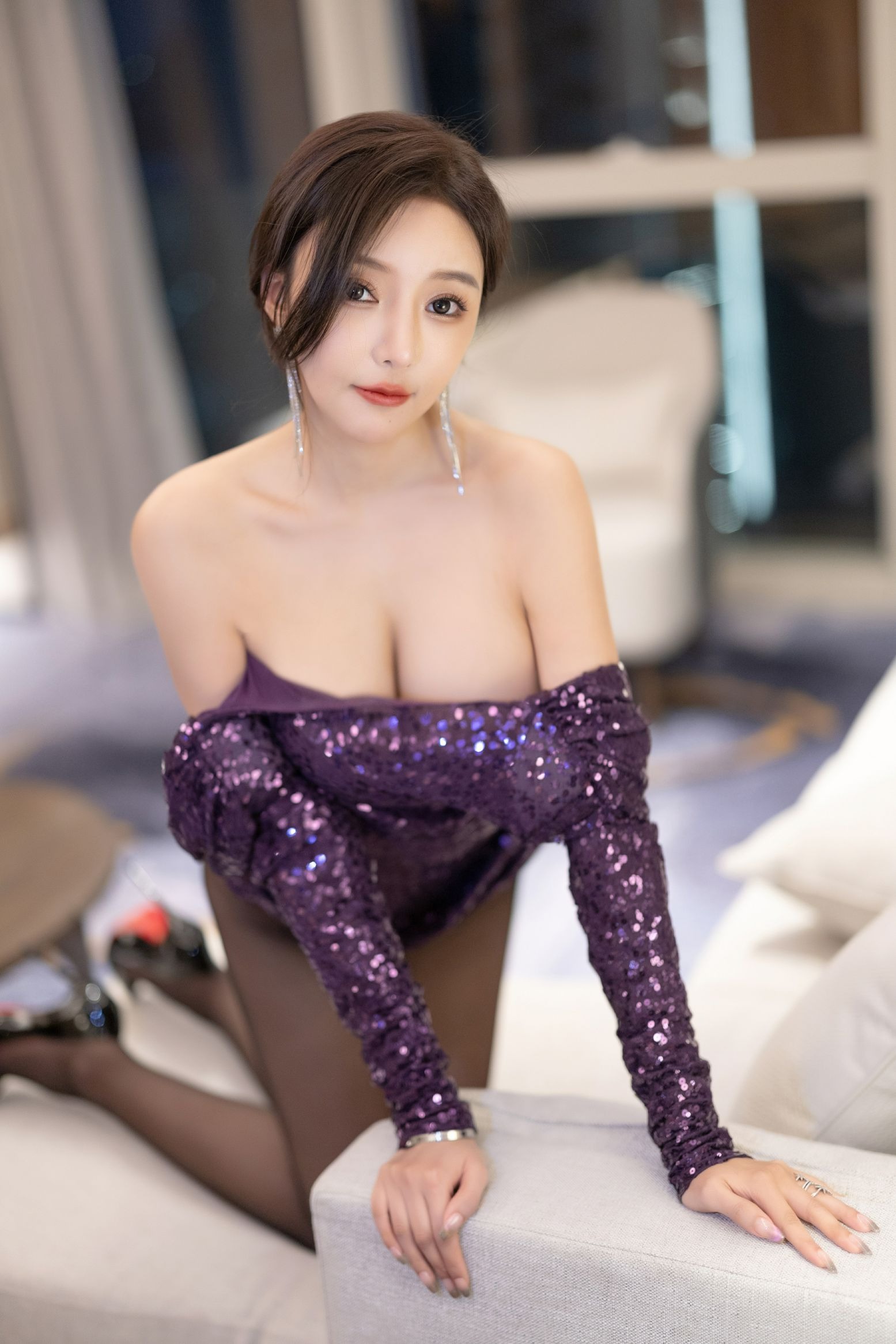 王馨瑶Yanni - 紫色亮片大露背(33)
