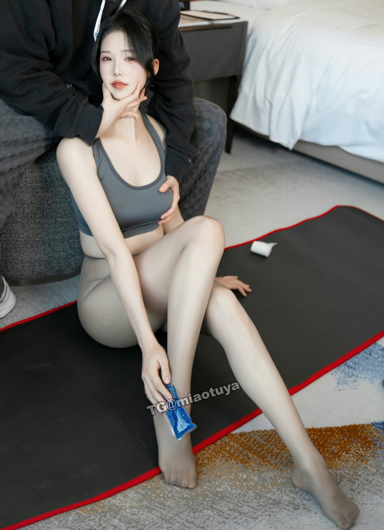 抖娘利世 – 灰色瑜伽服(36)