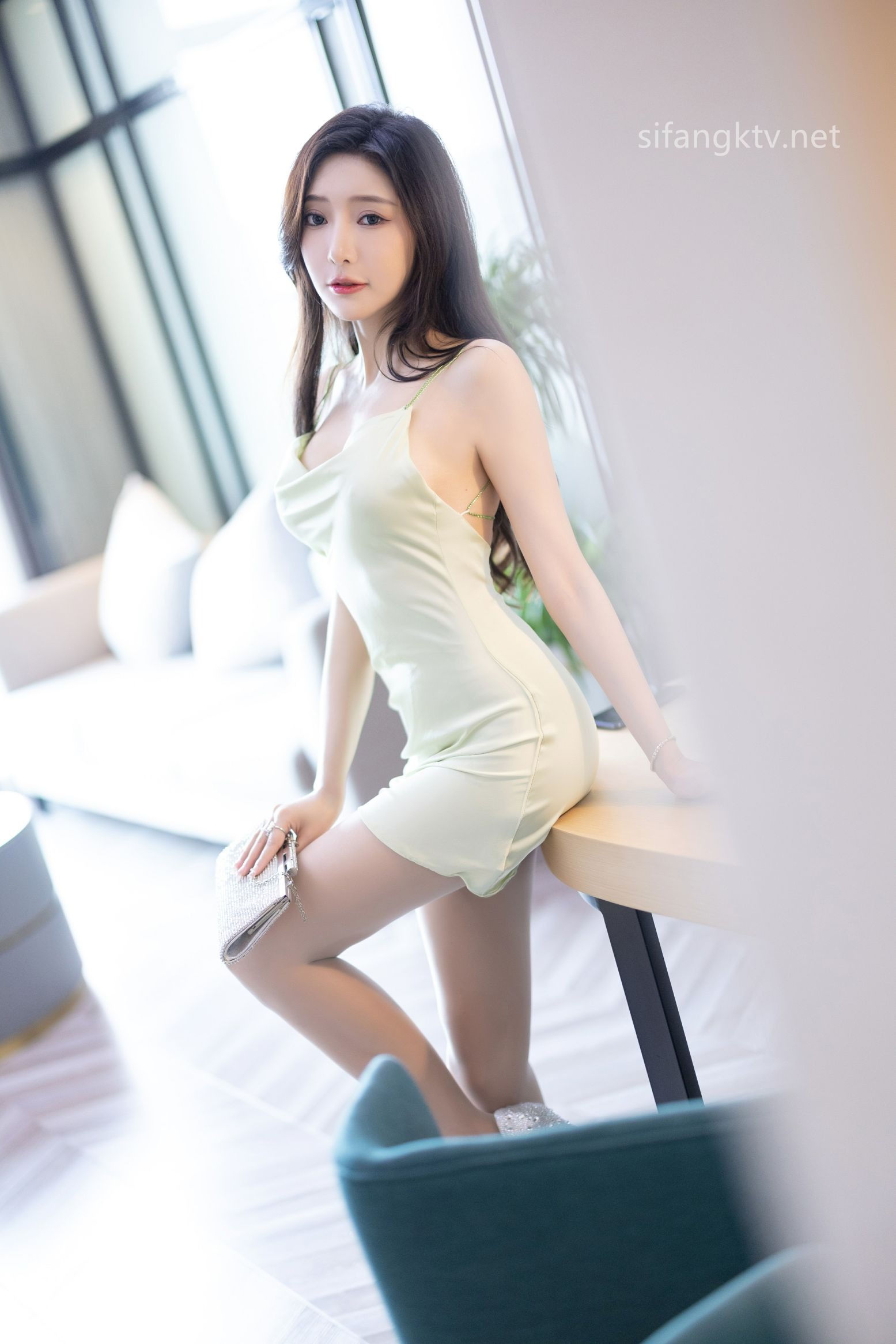 王馨瑶 - 绿色丝绸红色睡裙(24)
