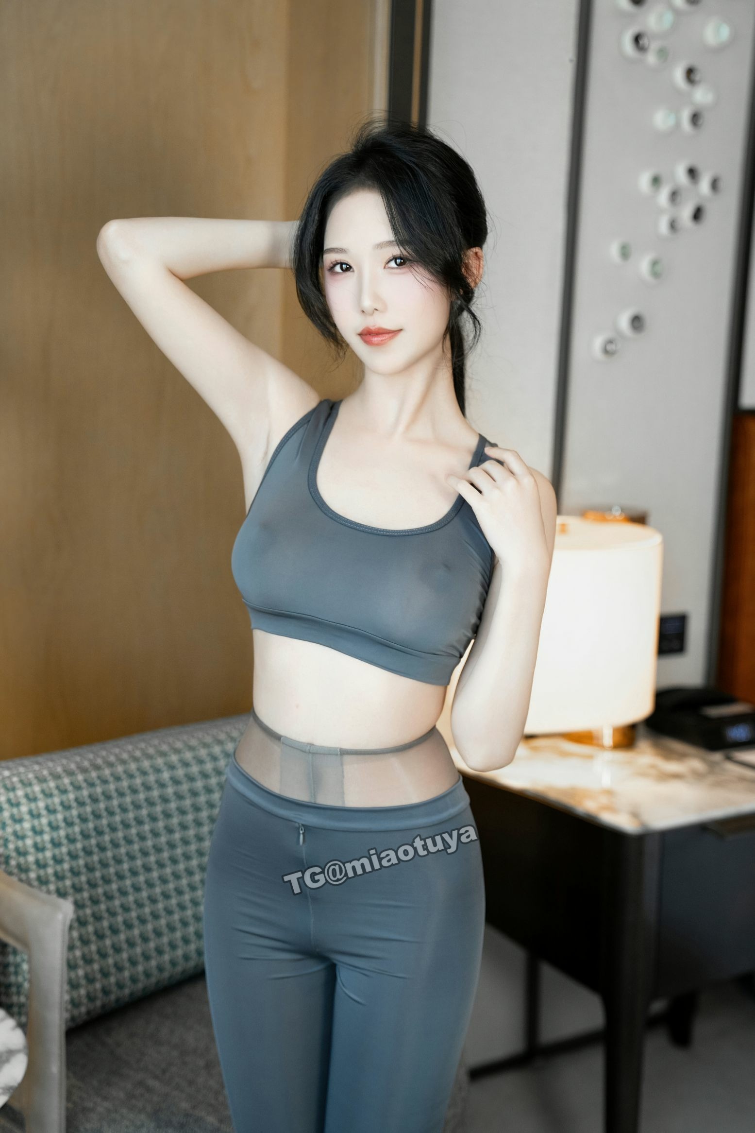 抖娘利世 – 灰色瑜伽服(20)