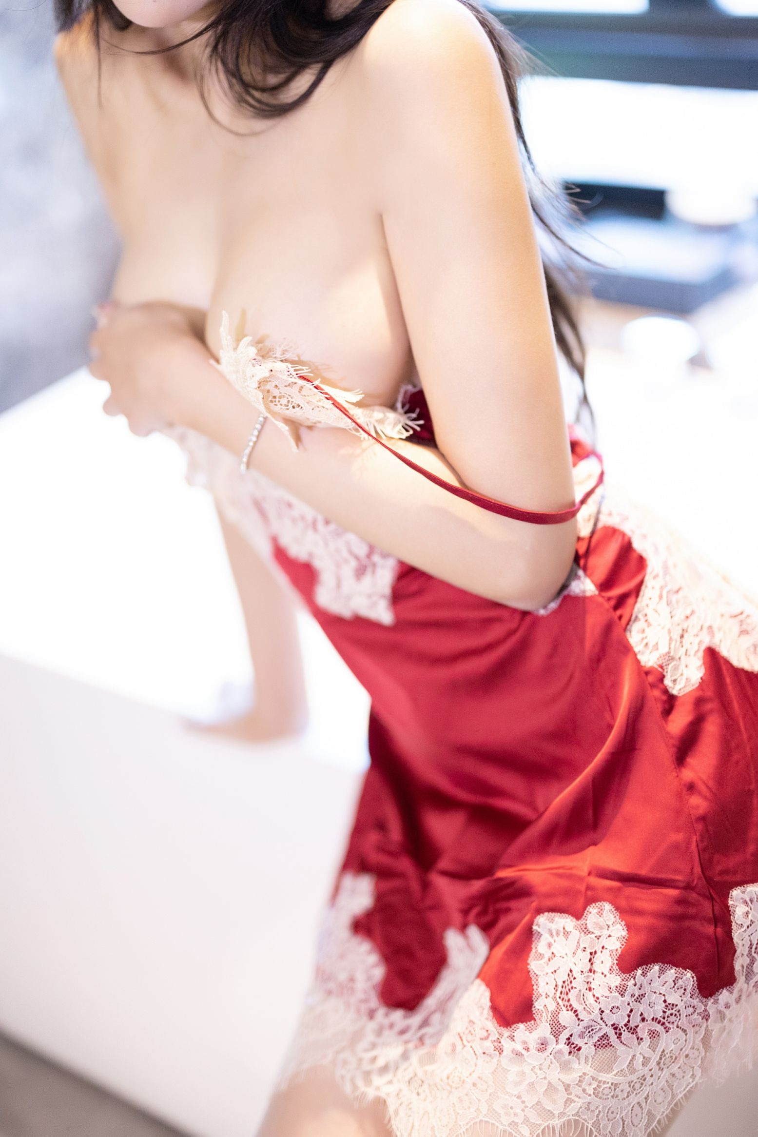 王馨瑶 - 绿色丝绸红色睡裙(118)